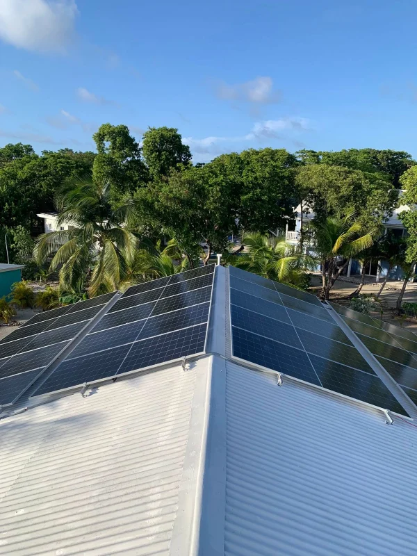 Another Successful 18 kw Off-Grid Solar Installation on Utila’s South Shore! ☀️🌴 3 solar panels utila
